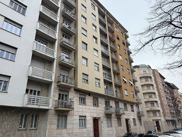 Appartamento trilocale in affitto in Corso Re Umberto, Crocetta, Torino