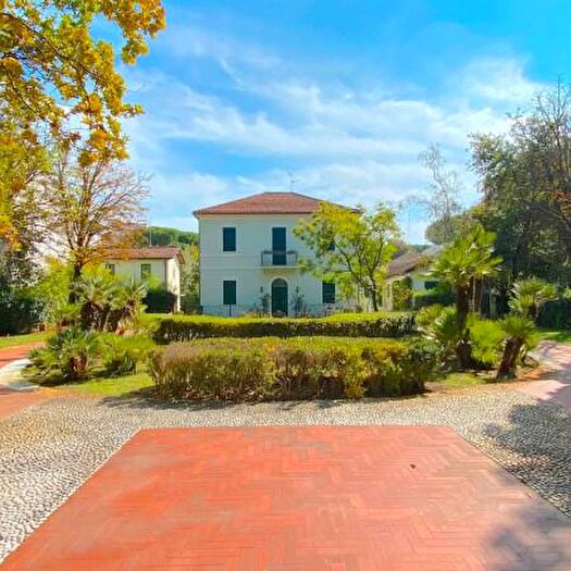 Casa con 6 locali in vendita in Viale Cesare Battisti, Riccione