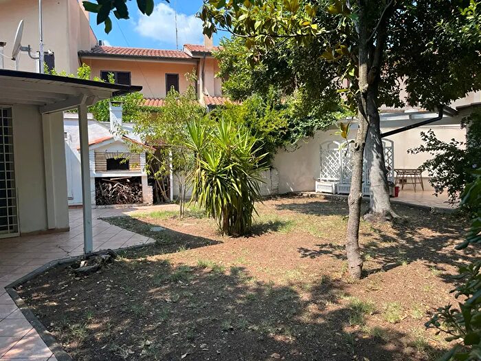 Appartamento con 6 locali in vendita in Via Giuseppe Bellucci, Roma