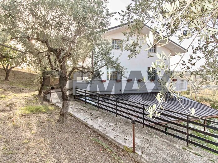 Casa con 12 locali in vendita in Contrada Montupoli Avenna, Miglianico