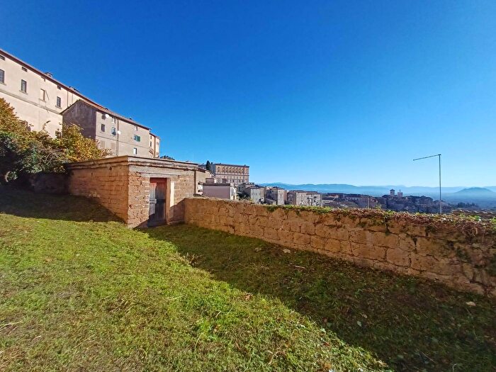 Appartamento con 6 locali in vendita in Viale Regina Margherita, Caprarola