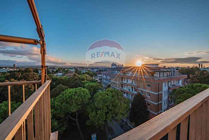 Appartamento con 8 locali in vendita in Piazza Petrarca, Forli