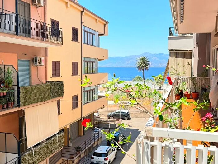 Appartamento trilocale in vendita in Via Alcide De Gasperi, Reggio di Calabria