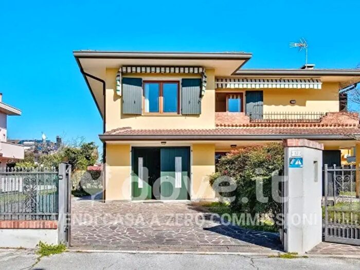 Casa con 6 locali in vendita in Via Fani, Due Carrare