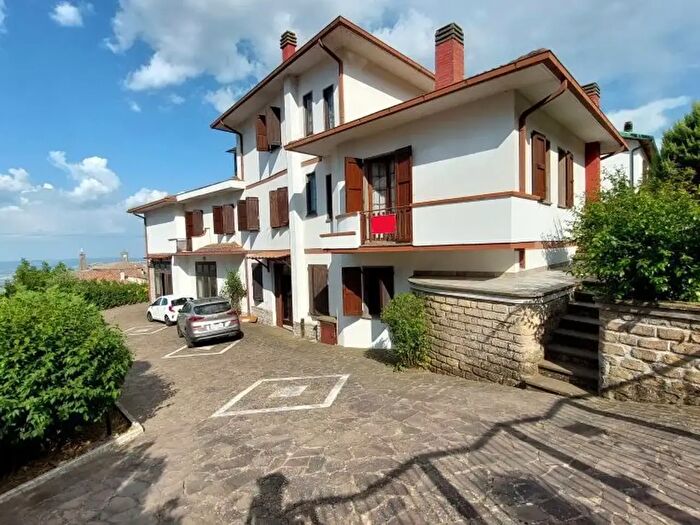 Casa con 12 locali in vendita in Via Francesco Petrarca, Castell'Azzara