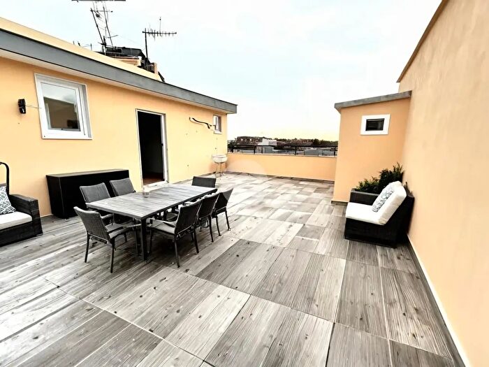 Appartamento con 7 locali in vendita in Corso Arnaldo Lucci, Napoli