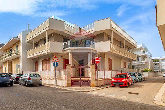 Appartamento con 9 locali in vendita in Via Cesare Battisti, Modugno