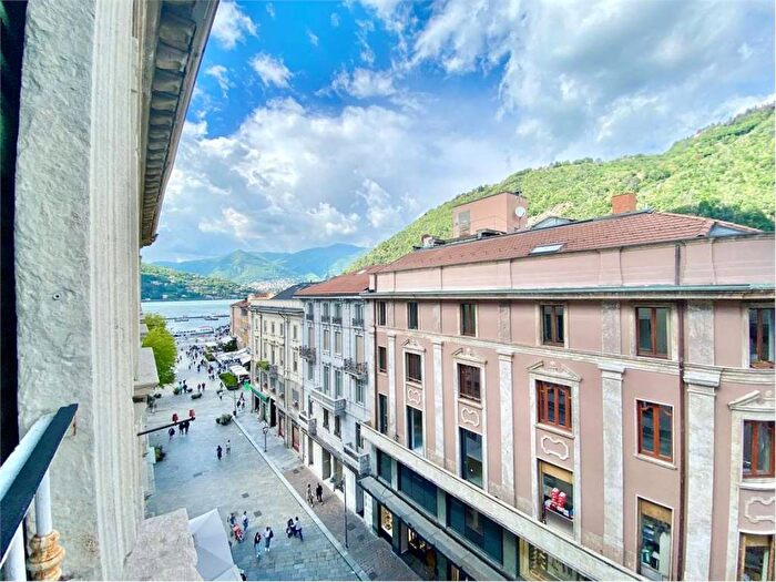 Appartamento trilocale in affitto in Centro Storico, Como