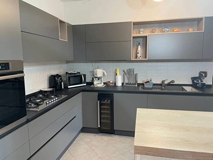 Appartamento trilocale in vendita in Largo Silvi, Roma