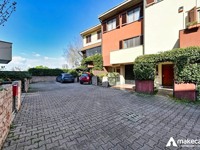 Casa quadrilocale in vendita in Via Perini, Carpiano