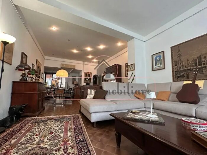 Casa con 10 locali in vendita in Viareggio