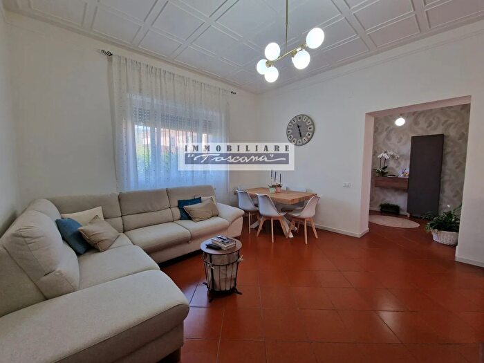 Appartamento con 5 locali in vendita in Camaiore