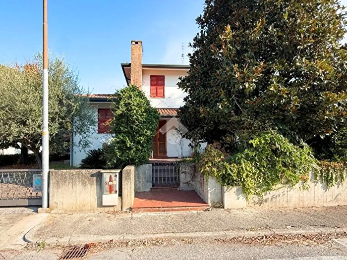 Casa quadrilocale in vendita in Via Manin, Molinella
