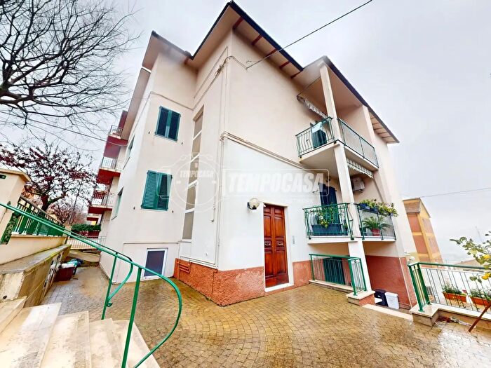 Appartamento con 5 locali in vendita in Camerano