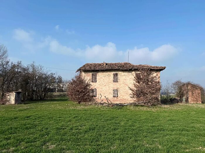 Casa con 12 locali in vendita in Frazione Castellina San Pietro, Soragna