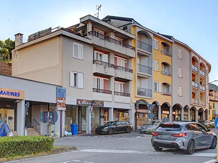 Appartamento con 8 locali in vendita in Via Zanoni, Lavena Ponte Tresa