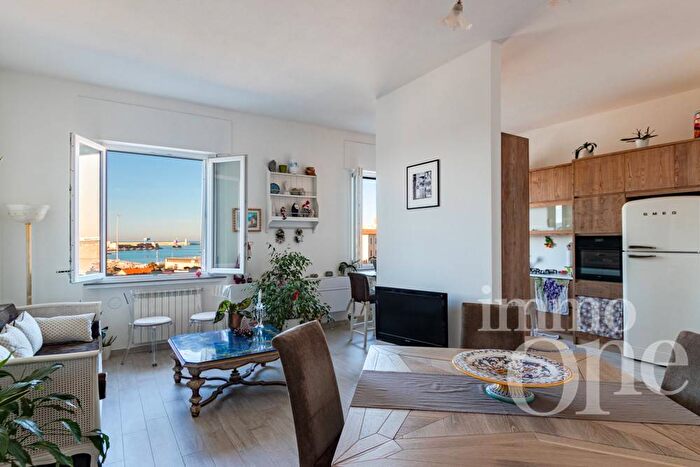 Appartamento con 5 locali in affitto in Via Enrico Cialdini, Via Grande Piazza della Repubblica, Livorno