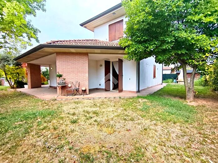 Casa con 6 locali in vendita in Via Caduti del Lavoro, Curtatone
