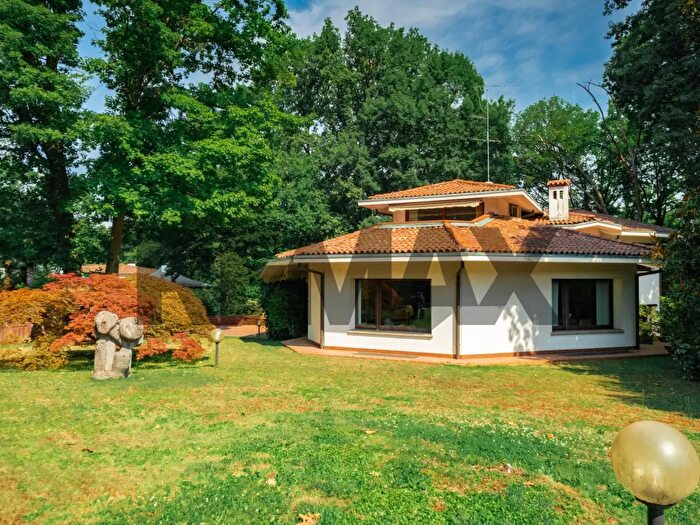 Casa con 10 locali in vendita in Via Lambro, Lesmo