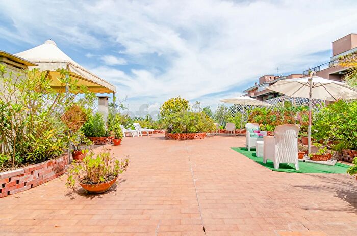 Appartamento con 6 locali in vendita in Via Courmayeur, Roma