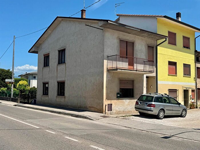 Casa con 7 locali in vendita in Caldogno