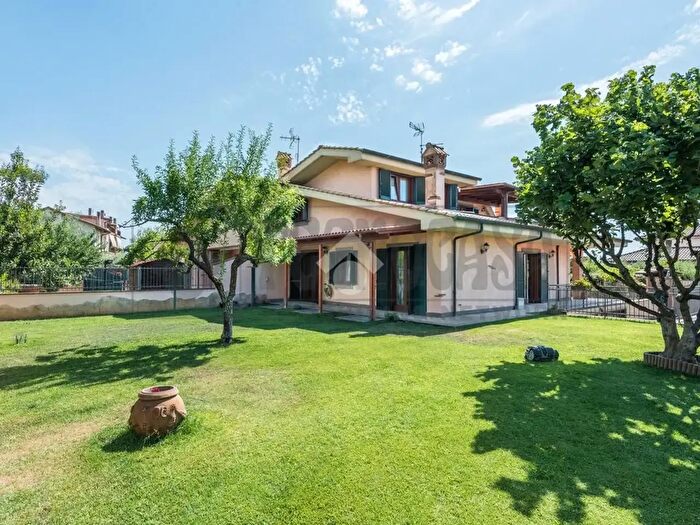 Casa con 8 locali in vendita in Via Ariccia, Ciampino