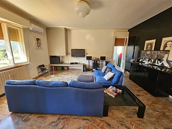 Casa con 10 locali in vendita in San Severino Marche