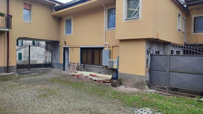 Appartamento trilocale in vendita in Via per Gattedo, Carugo