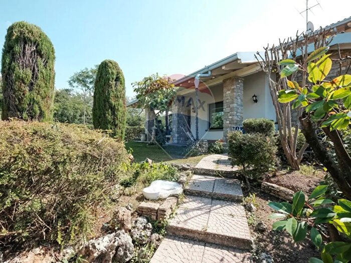 Casa con 5 locali in vendita in Carobbio Degli Angeli