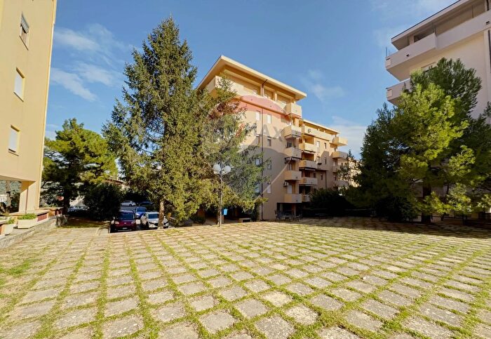 Appartamento con 7 locali in vendita in Via Ettore Troilo, Lanciano