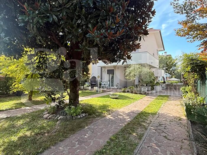 Casa con 5 locali in vendita in Via Lovato De Lovati, Albignasego
