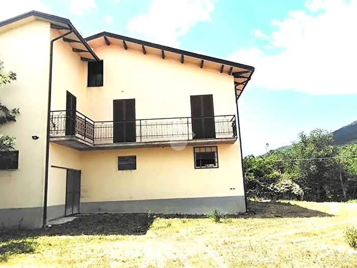 Casa quadrilocale in vendita in Via Ocenelli, Spoleto