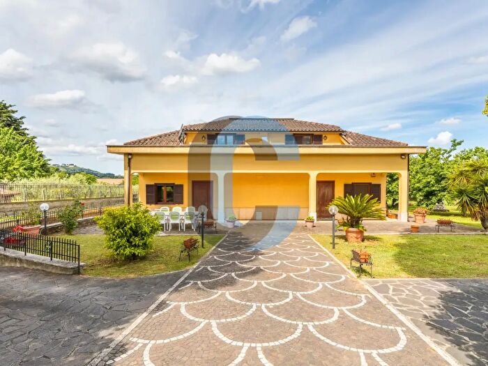 Casa con 9 locali in vendita in Via Montecompatri Colonna, Montecompatri