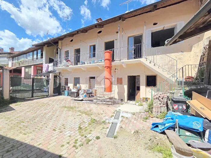 Casa con 10 locali in vendita in Via Roma, Alpignano