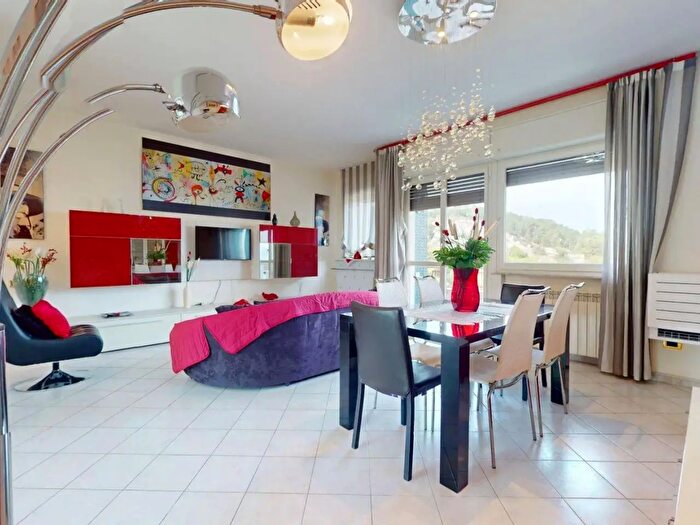 Appartamento trilocale in vendita in Via Cesalpino, Cagliari