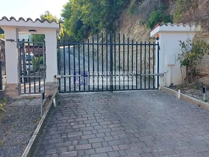 Casa con 8 locali in vendita in Ancona