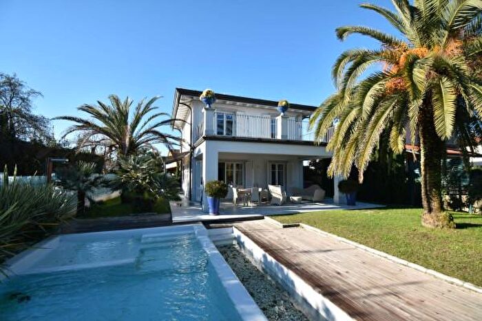 Casa con 6 locali in vendita in Via F Donati, Forte Dei Marmi