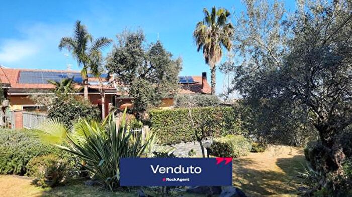 Casa con 6 locali in vendita in Via Nizzeti, Aci Catena