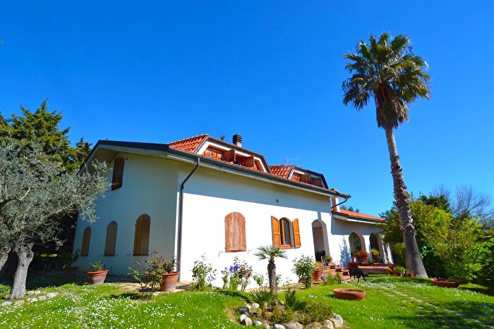 Casa con 12 locali in vendita in Zona Petrella, Ripatransone