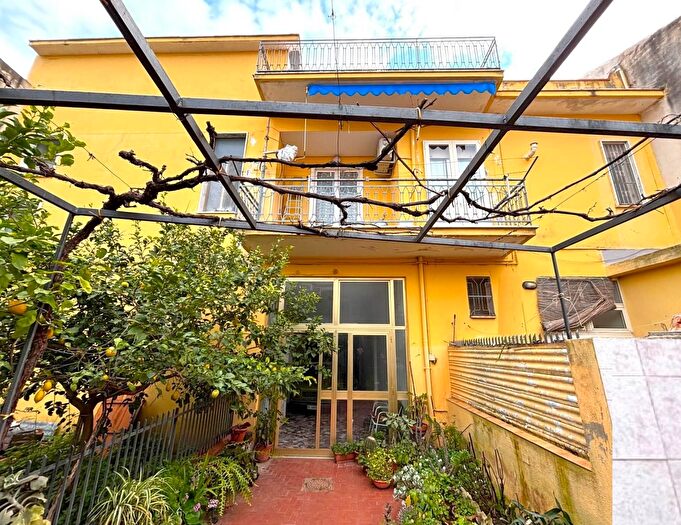 Casa con 9 locali in vendita in Via Settembrini, Mondragone