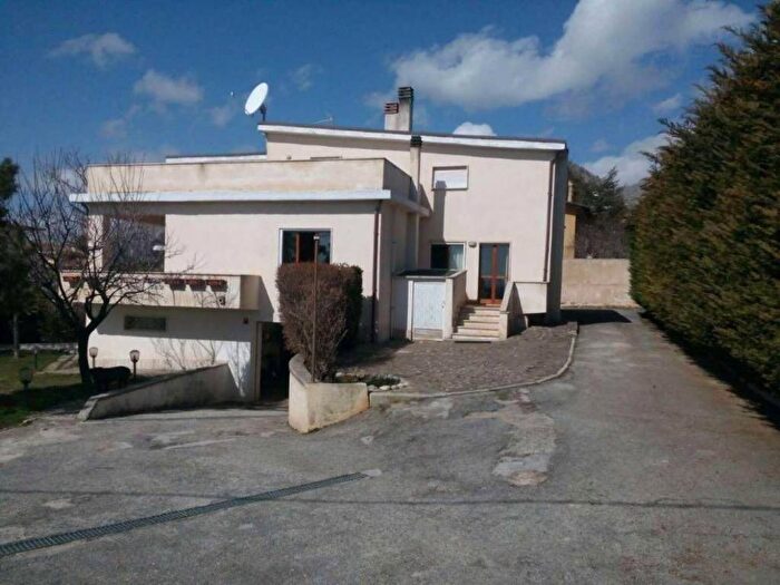 Casa con 6 locali in affitto in Via Armando Diaz, Centro, Aielli