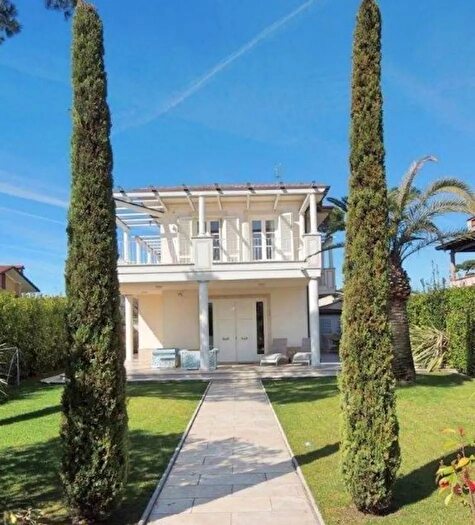 Casa quadrilocale in vendita in Via Ammiraglio Morin a, Forte Dei Marmi