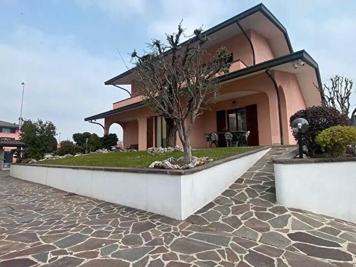 Casa con 6 locali in vendita in Via Patrioti, Madone