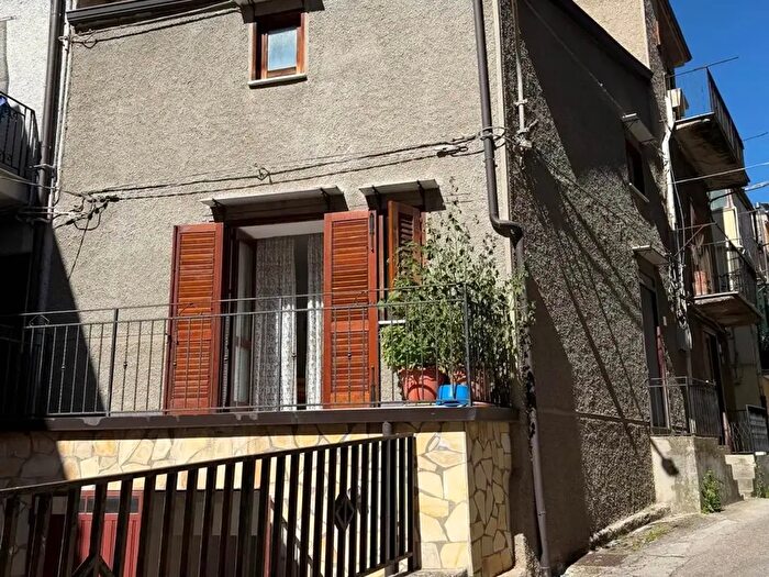 Casa con 7 locali in vendita in Bisacquino