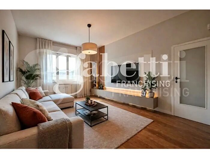 Appartamento trilocale in vendita in Via Francesco Laparelli, Roma