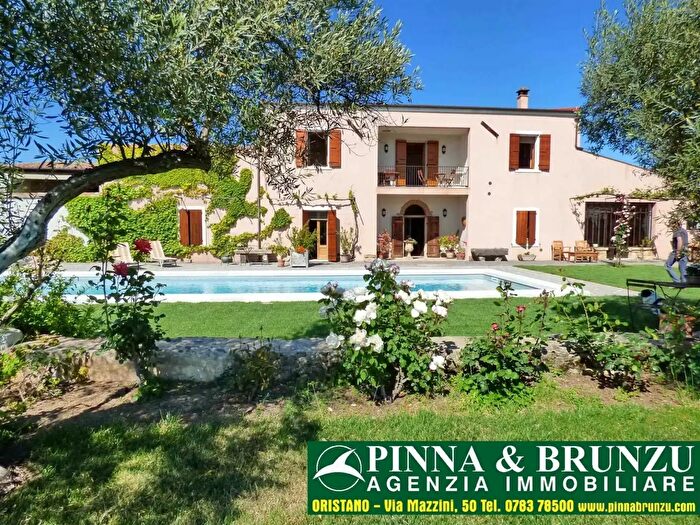 Casa con 12 locali in vendita in Oristano