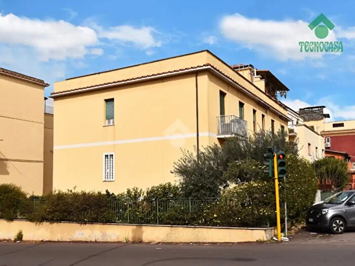 Appartamento trilocale in vendita in Via al Quarto Miglio, Roma