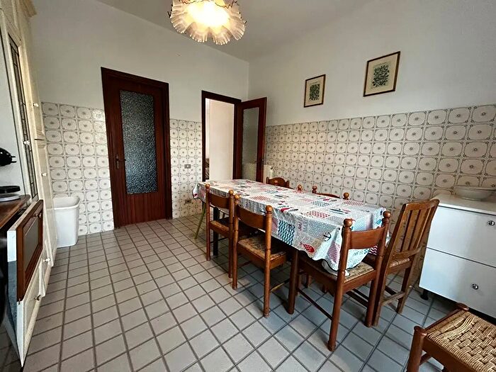 Casa con 6 locali in affitto in Luni
