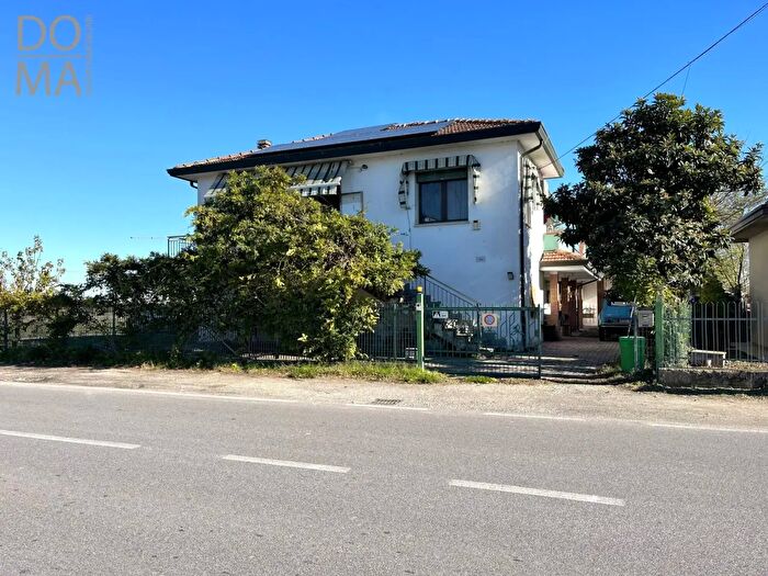 Casa con 9 locali in vendita in Ariano Nel Polesine