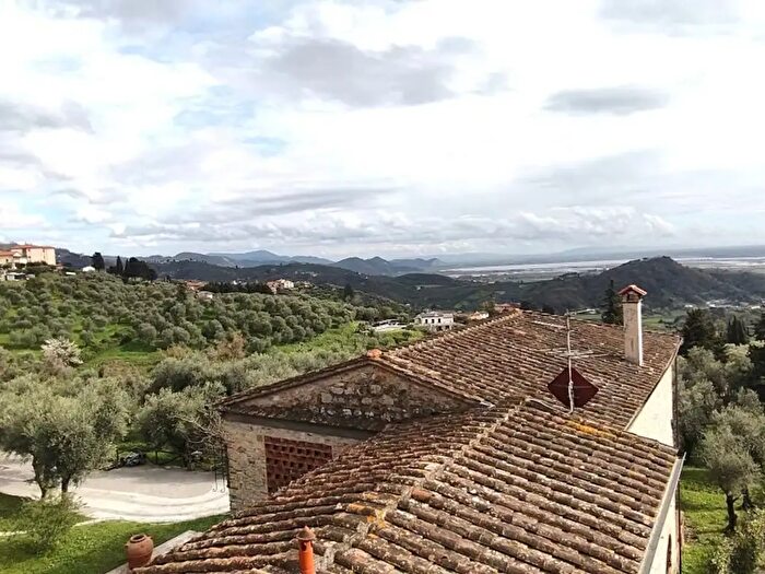 Appartamento con 7 locali in vendita in Via del Castellare, Massarosa